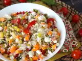 Przepis Wegetariańska sałatka ryżowa: feta, kukurydza, marchew, groszek, pomidorki koktajlowe i mięta